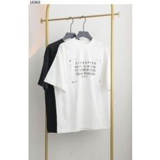 메* 마르지엘라 픽셀 넘버링 로고 티셔츠