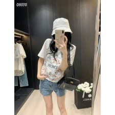 디* 24SS 플라워 로고 자수 티셔츠