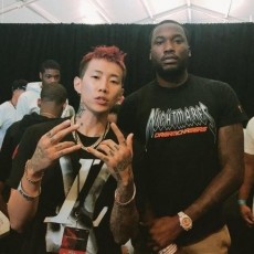 루* 손가락 브이 로고 반팔티 (박재범 제이팍 착용)