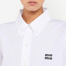 미*** 영문로고 셔츠