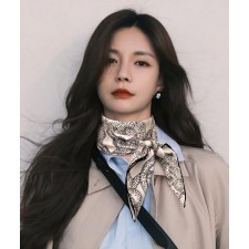 샤* 점선 로고 패턴 화이트 사각 스카프