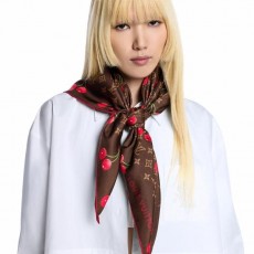 루* 모노그램 체리 패턴 브라운사각 스카프