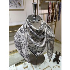 샤* 점선 로고 패턴 화이트 사각 스카프