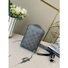 루* 모노그램 메탈그레이 아웃도어 슬링백 가방